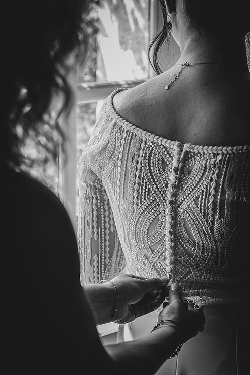 Détail d’une robe de mariée en noir et blanc